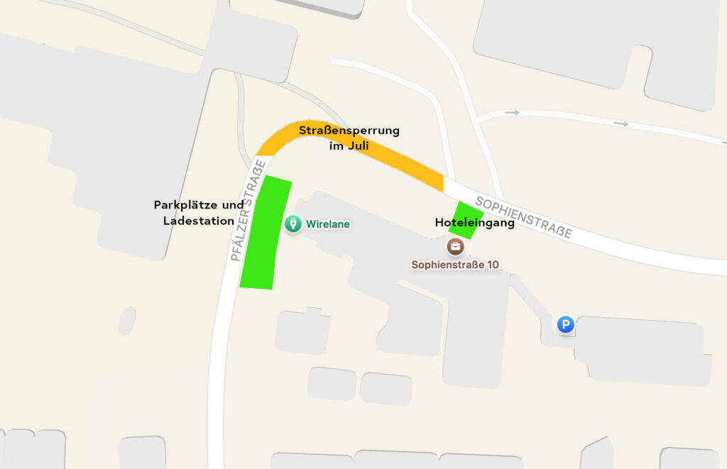 Straßensperrung im Juli vor dem Hotel.